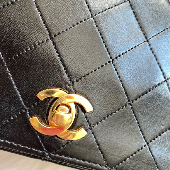 Authentic vintage Chanel lamp skin timeless chain bag - Picture 3 of 16